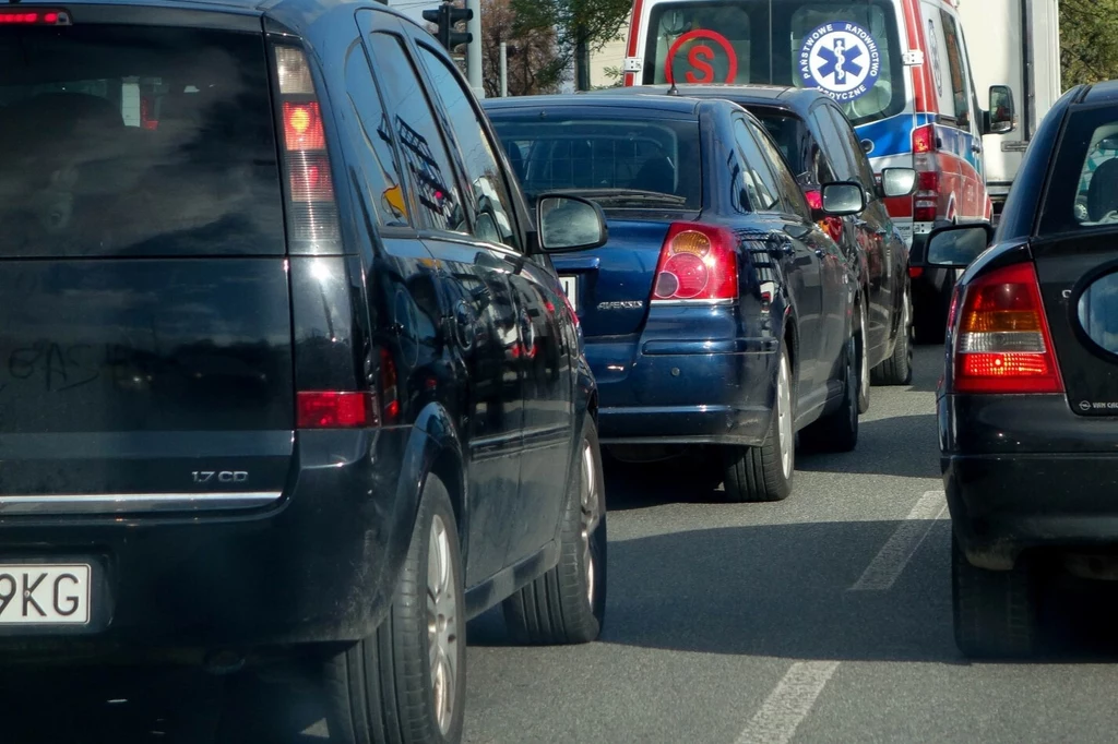 Czym jest włączanie się do ruchu i których manewrów nie można tak określić?