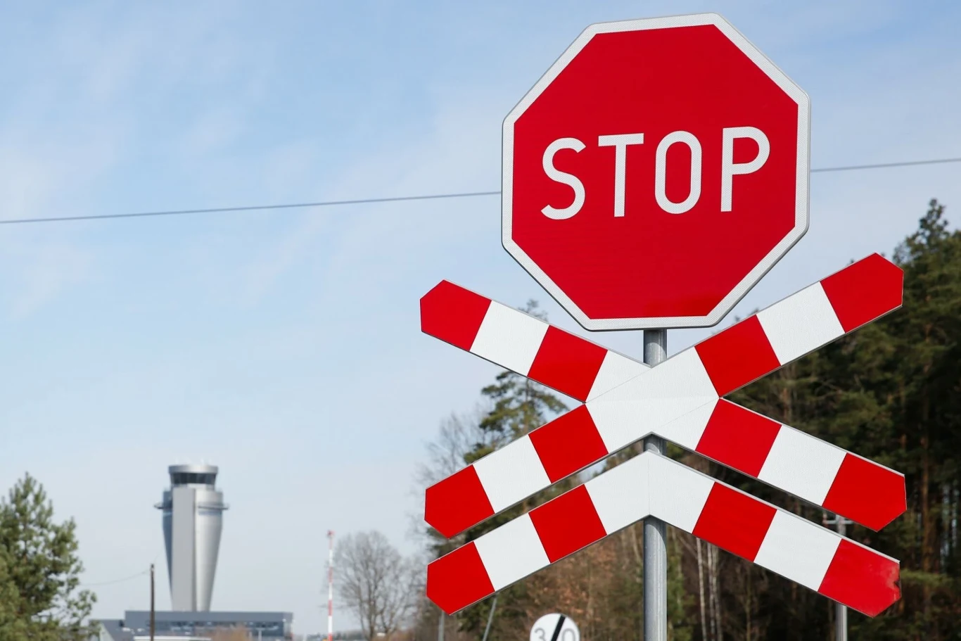 Przed przejazdami kolejowymi bez zapór umieszczany jest tzw. krzyż św. Andrzeja. 