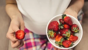 Tak usuniesz plamy po truskawkach. Nie ma prostszego i tańszego sposobu