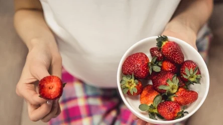 Jak usunąć plamy po truskawkach za pomocą domowego sposobu?