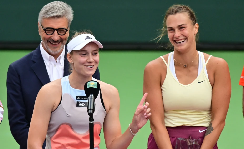 Jelena Rybakina (z lewej) dołączyła do Aryny Sabalenki i Igi Świątek - zagra w WTA Finals