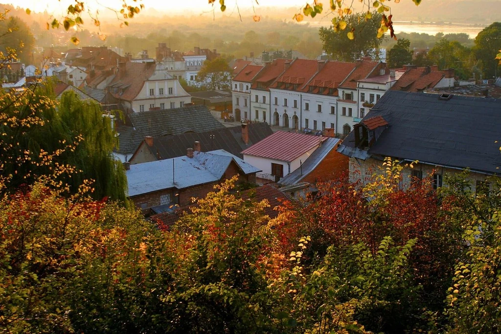 Kazimierz Dolny wygląda szczególnie widowiskowo jesienią 