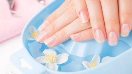 Paznokcie odwdzięczą się za ten zabieg. Japoński manicure upiększa i leczy