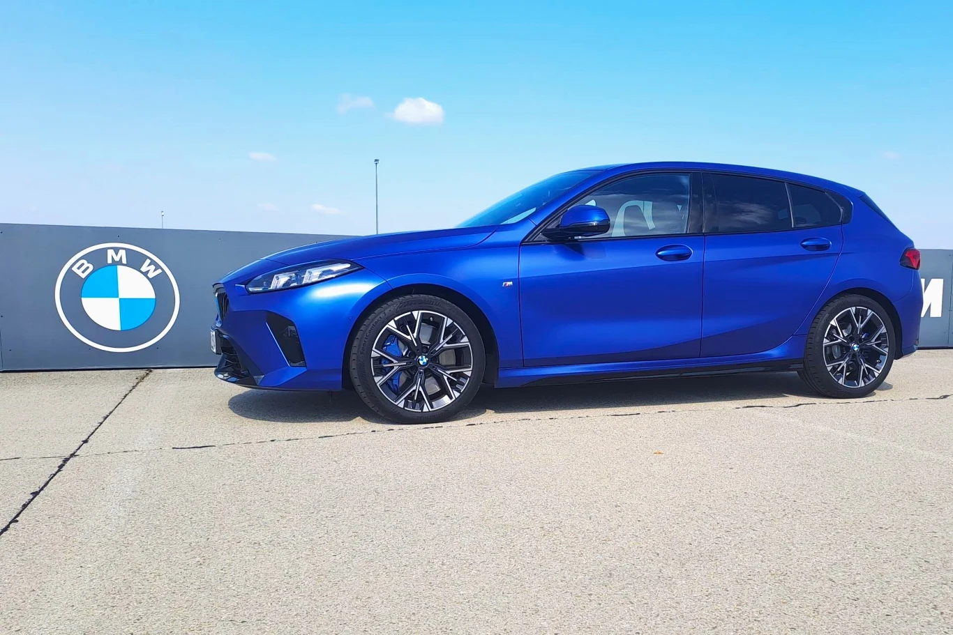 BMW M1 jest dłuższe od poprzedniej generacji o 42 mm. Rozstaw osi niezmiennie wynosi 2 670 mm.