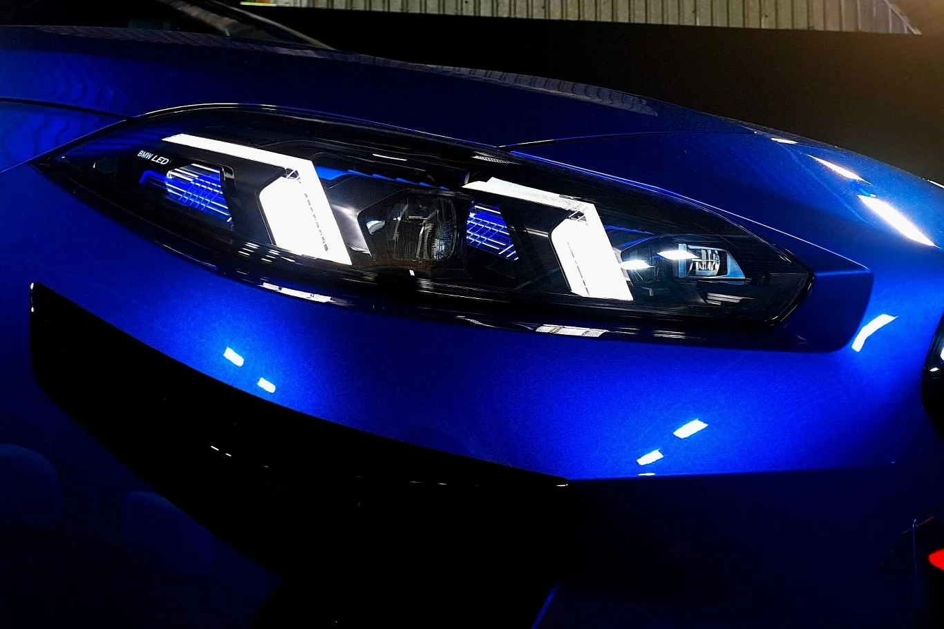 Reflektory LED wyposażone są w dwa pionowe elementy pełniące funkcję świateł dziennych i kierunkowskazów.