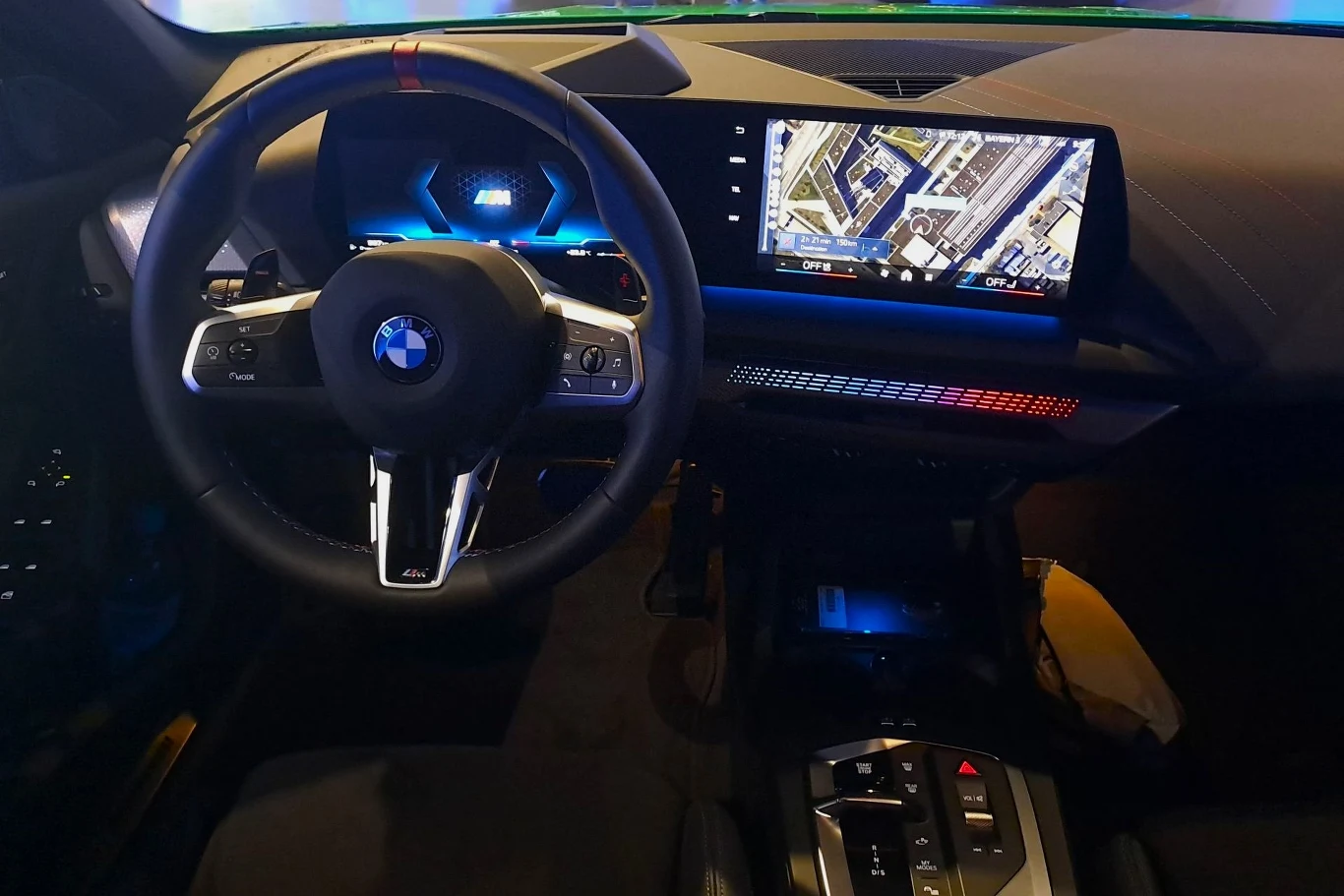 Wewnątrz BMW serii 1 znajdziemy dwa ekrany - 10,25-calowy wyświetlacz przed kierowcą oraz 10,7-calowy do obsługi multimediów.