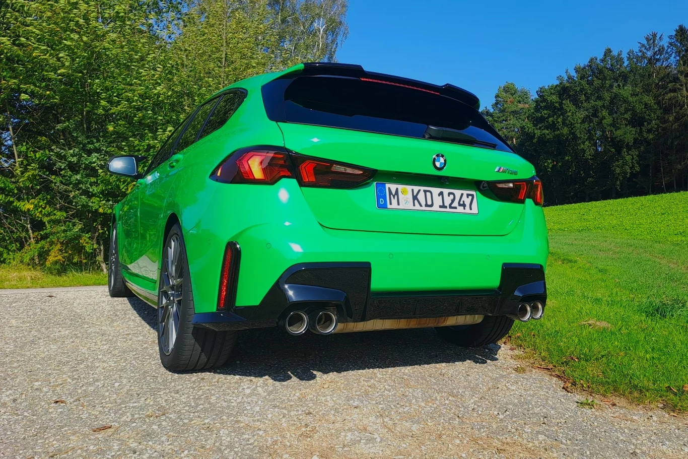 Topową odmianą napędową jest wersja M135 xDrive z dwulitrowym benzyniakiem o mocy 300 KM i napędem na cztery koła.