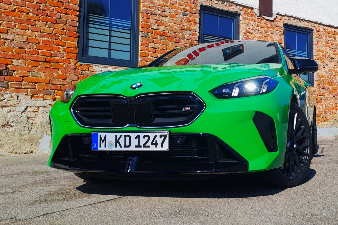 Nowe BMW serii 1 charakteryzuje się zwiększoną sztywnością karoserii oraz punktów mocowania zawieszenia. Przekładać się to ma na lepsze prowadzenie.