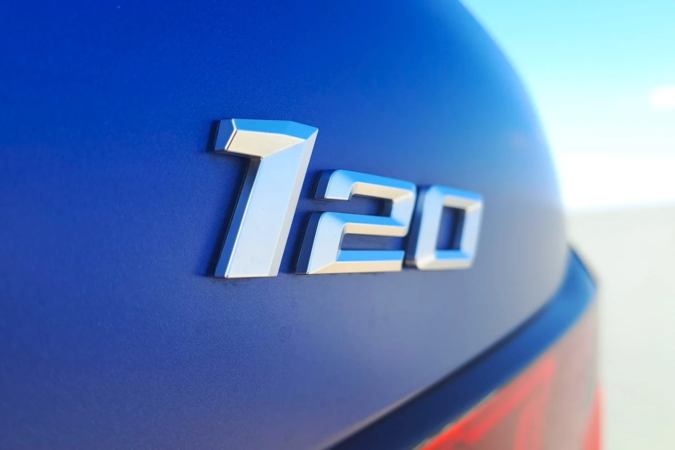 Z oznaczenia wersji benzynowych zniknęło oznaczenie "i". W efekcie zamiast odmiany 120i jest po prostu 120. 