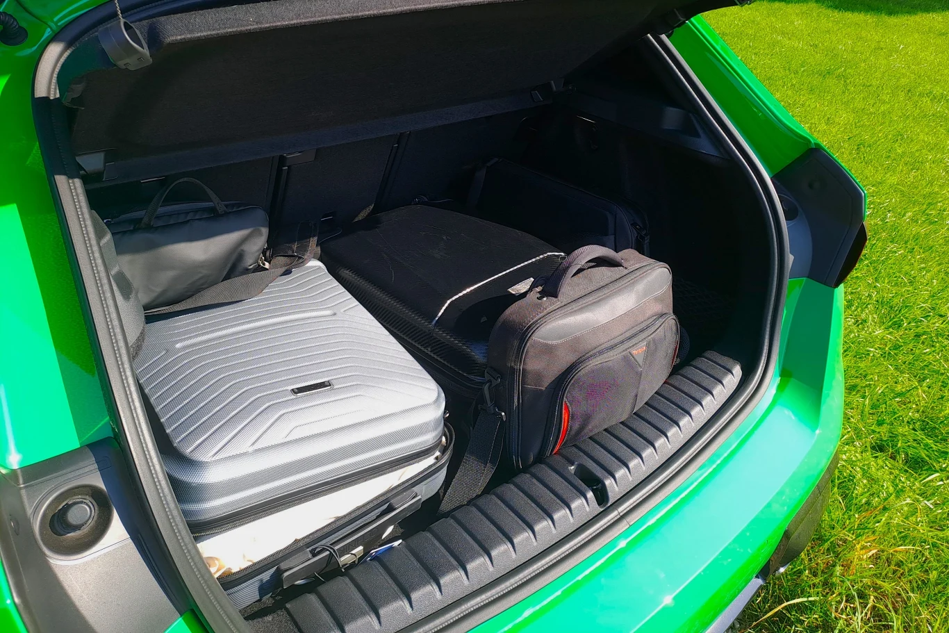 Pojemność bagażnika BMW serii 1 wynosi 380 litrów. W przypadku miękkich hybryd to 300 litrów. 