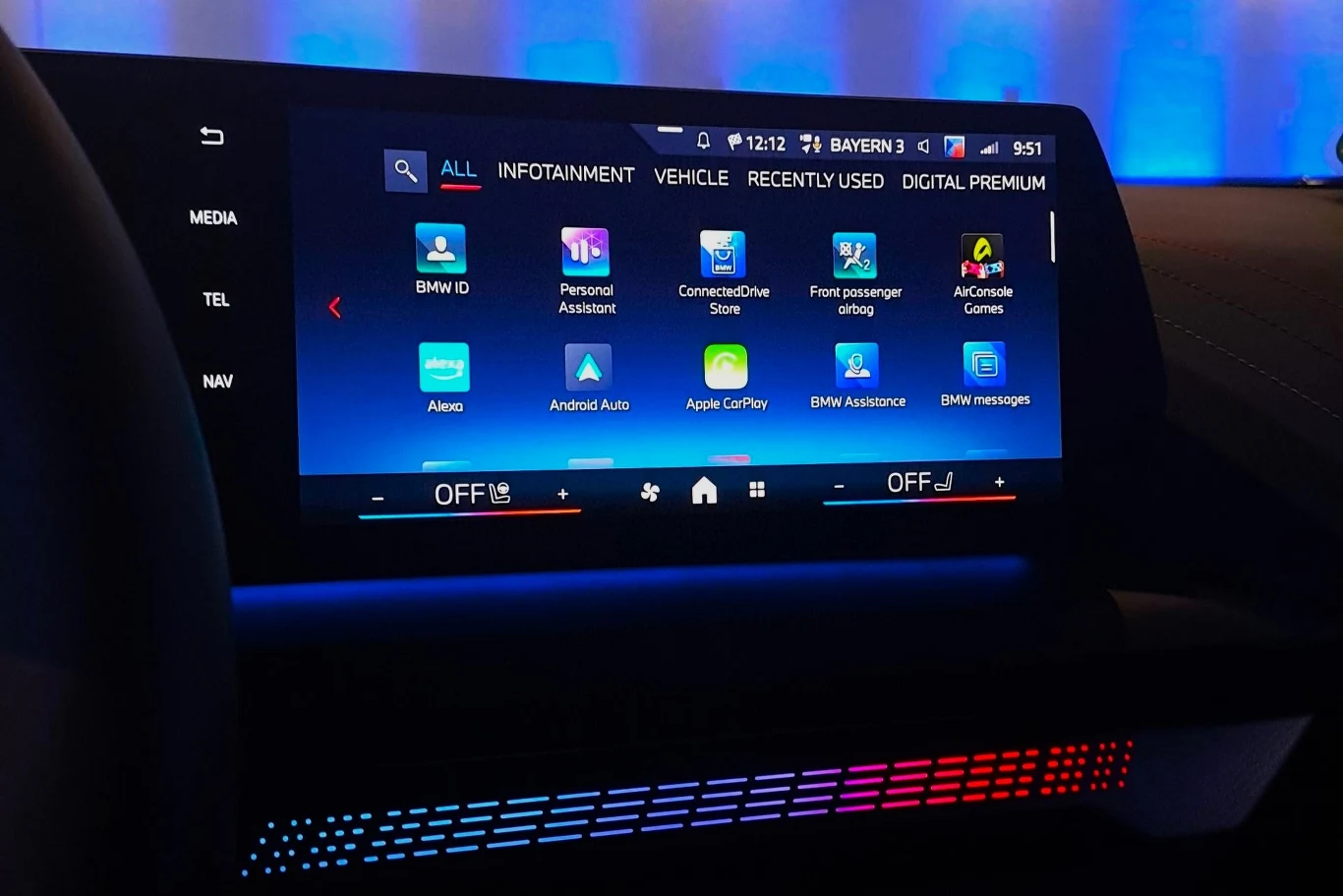 BMW serii 1 wyposażone jest w system multimedialny iDrive 9. Sterujemy nim z poziomu ekranu o przekątnej 10,7 cala. 