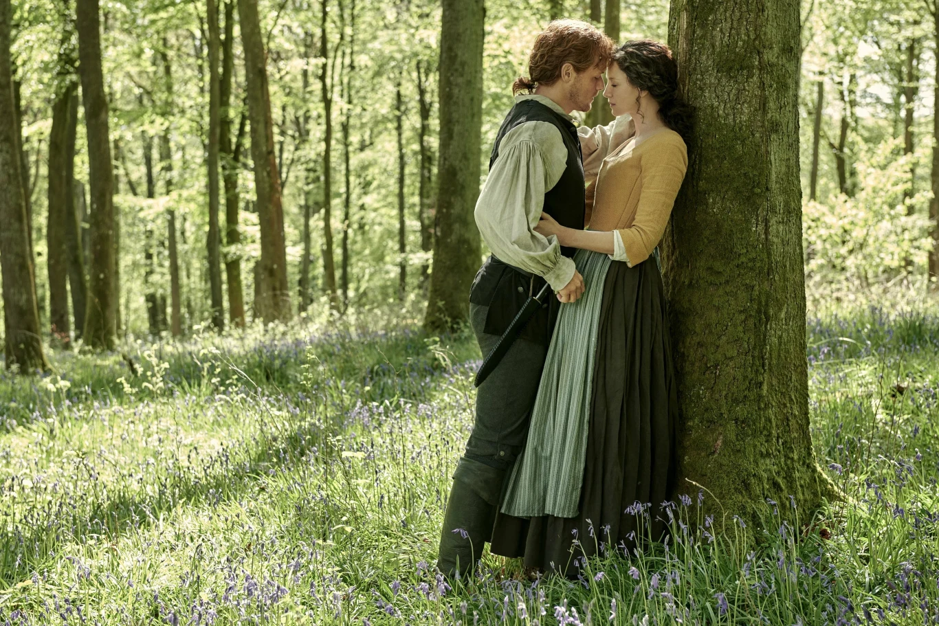 "Outlander" opowiada o Claire Randall, która w wyniku tragicznych wydarzeń przenosi się do XVIII-wiecznej Szkocji. "Outlander" opowiada o Claire Randall, która w wyniku tragicznych wydarzeń przenosi się do XVIII-wiecznej Szkocji.