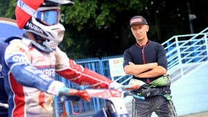 Grzegorz Walasek ogląda przygotowania do biegu.