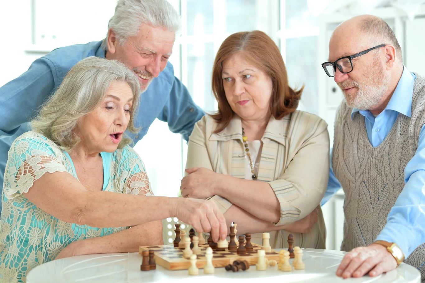 Gra w szachy to doskonała forma aktywności dla seniorów, która ćwiczy umysł, a także pozwala zintegrować się z innymi. 