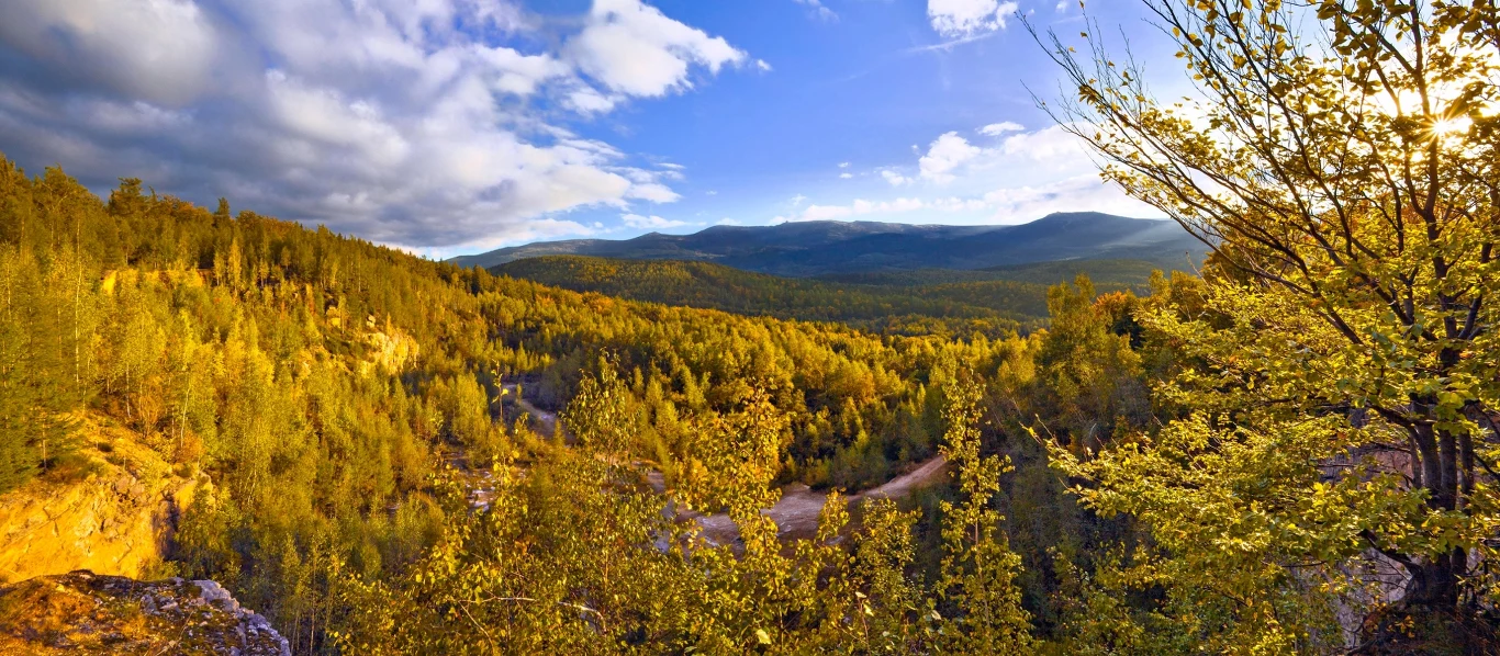 Karkonosze jesienią oferują szlaki pełne kolorów. Karkonosze jesienią oferują szlaki pełne kolorów.