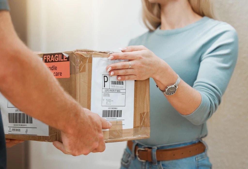 Ile kosztuje InPost, ile Orlen Paczka, a ile Allegro One Box? Sprawdzamy ceny wysyłek w automatach.