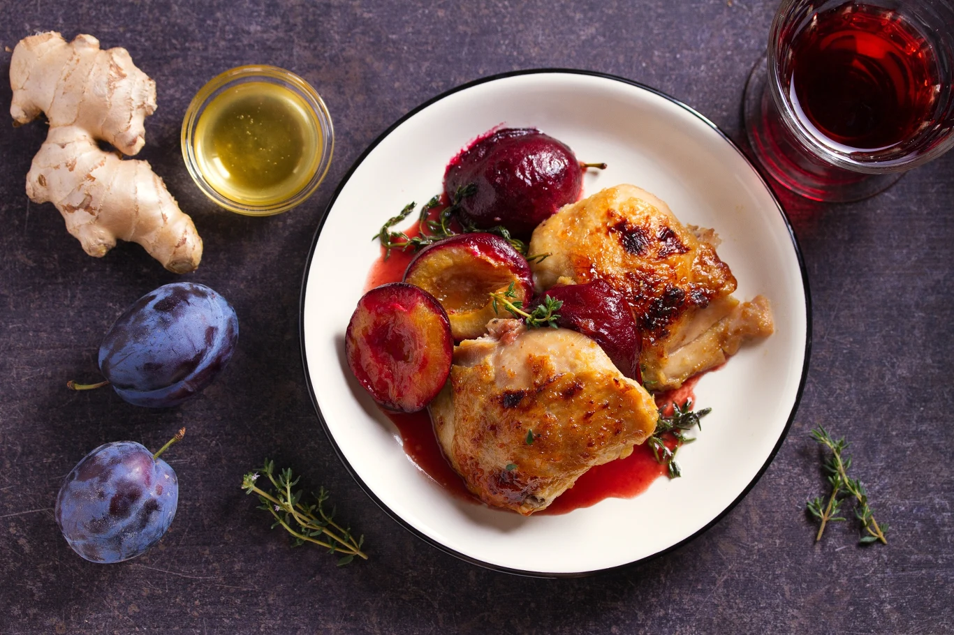 ​Usmaż kurczaka ze śliwkami. Ten smak zachwyci całą rodzinę
