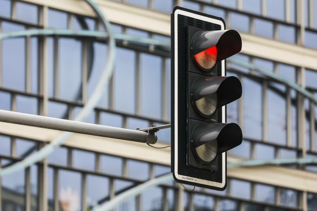 Opieranie stopy o pedał sprzęgła, kiedy czekamy na zmianę świateł może zaowocować kosztownym wydatkiem.