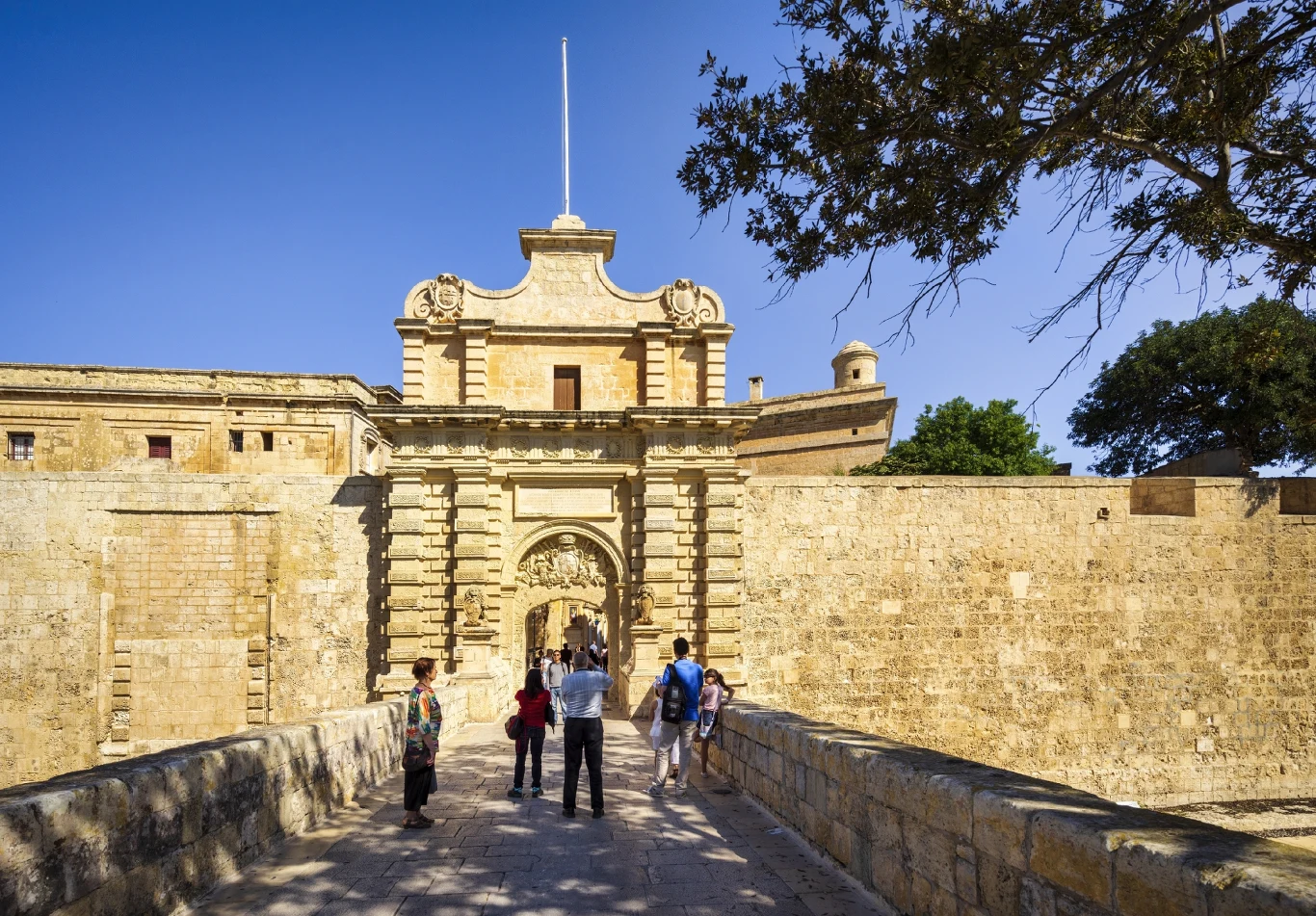 Mdina to średniowieczne miasto i dawna stolica Malty. Dzisiaj stanowi wyjątkową atrakcję turystyczną. 
