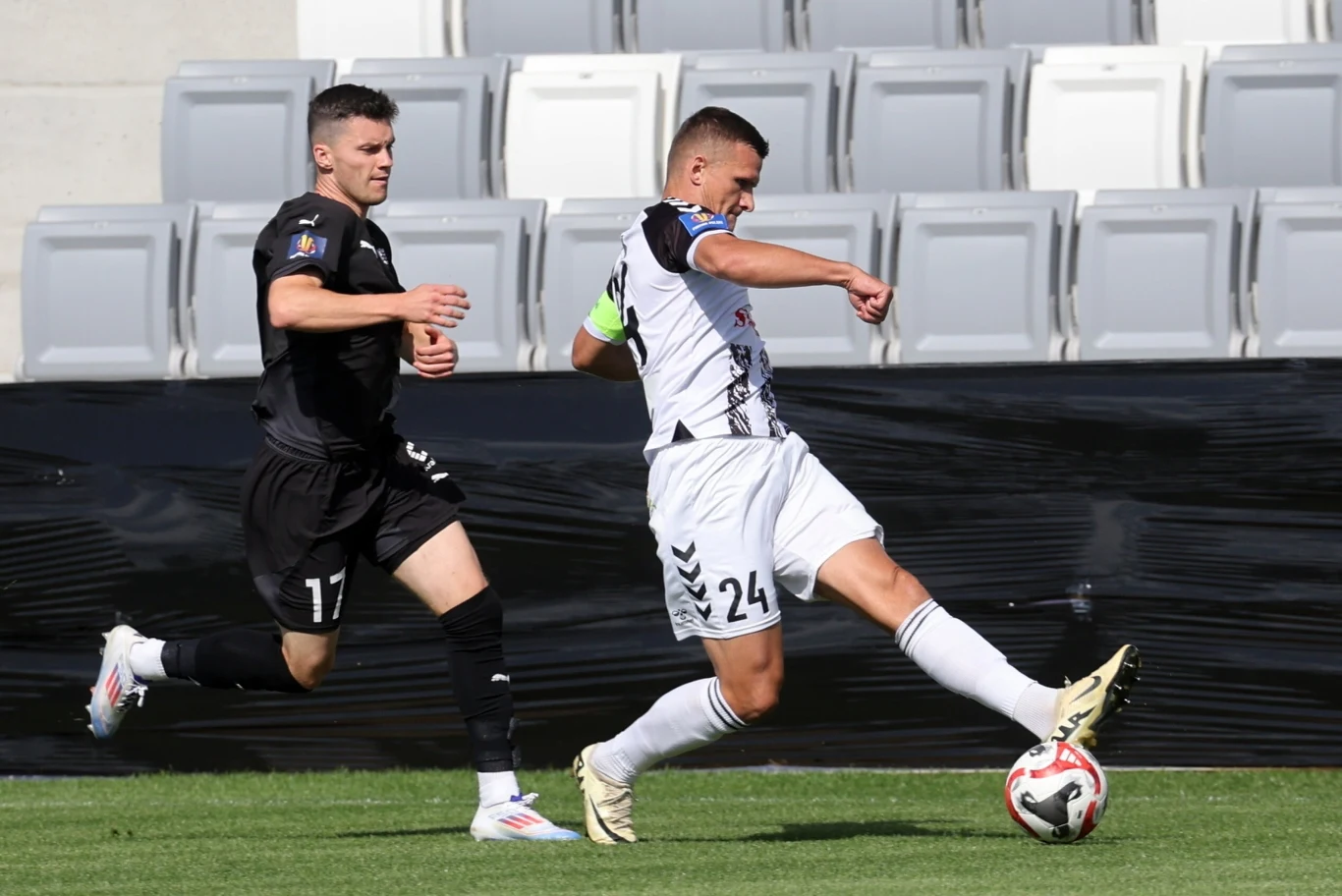 Kamil Słaby (przy piłce) i Mateusz Bochnak