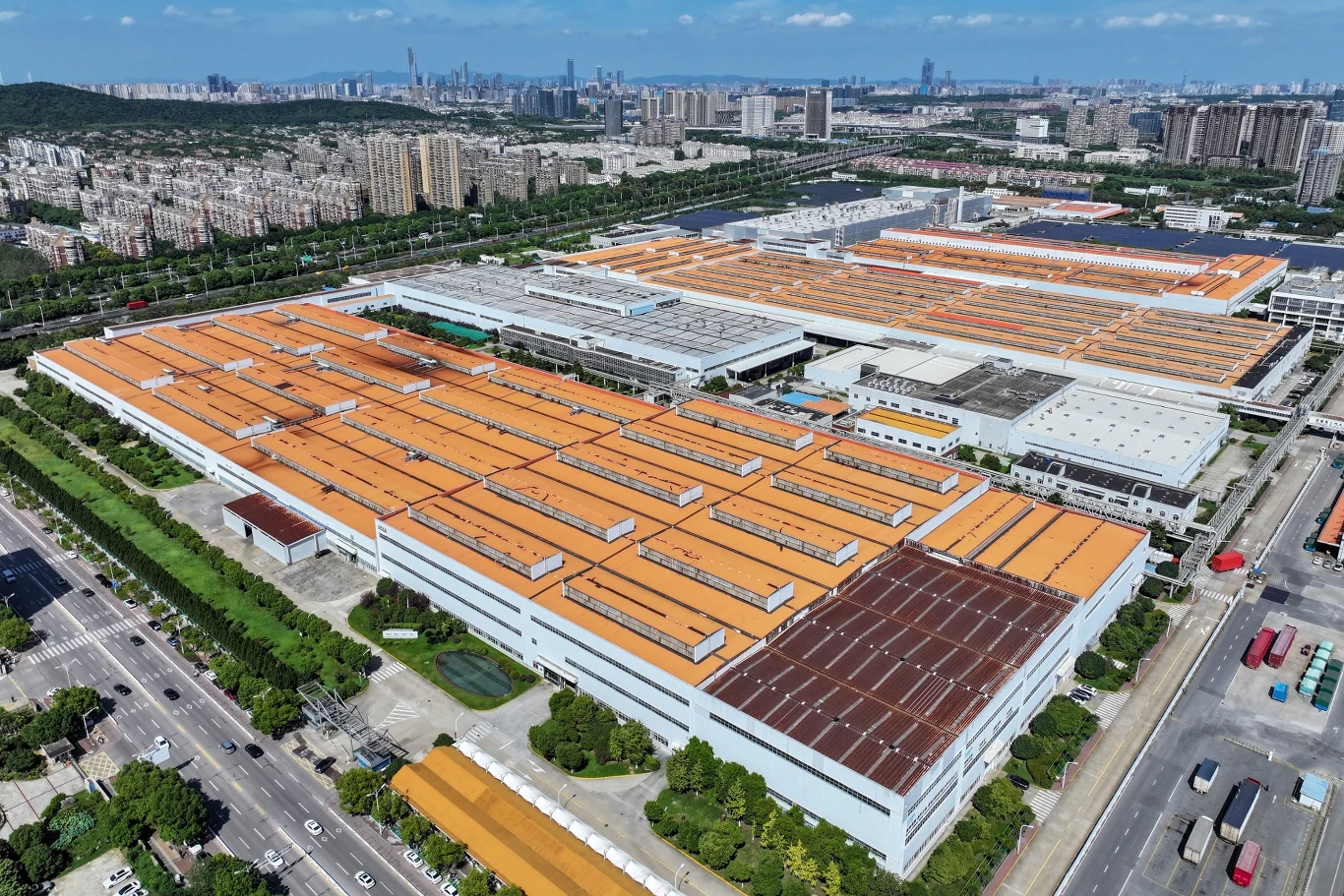 Fabryka Volkswagena w Nankin to jeden z większych zakładów producenta w Chinach. Powstają tam m.in. modele VW Passat oraz Skoda Skoda Octavia. Fabryka Volkswagena w Nankin to jeden z większych zakładów producenta w Chinach. Powstają tam m.in. modele VW Passat oraz Skoda Skoda Octavia.