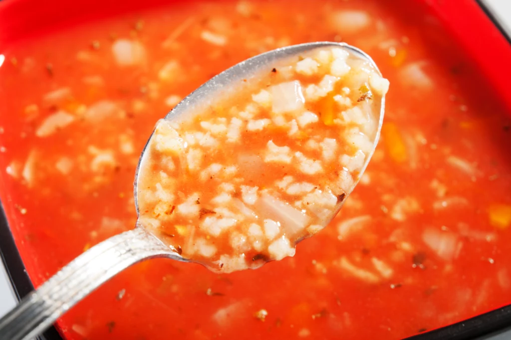 Zupa pomidorowa oczaruje domowników, jeśli podasz ją z odpowiednimi przyprawami (fot. Getty Images)