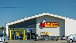 Znalazł 50 przeterminowanych produktów w Biedronce. Wskazano, kto zawinił