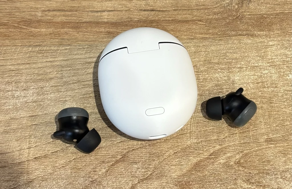 Google Pixel Buds Pro 2 wraz z etui ładującym.