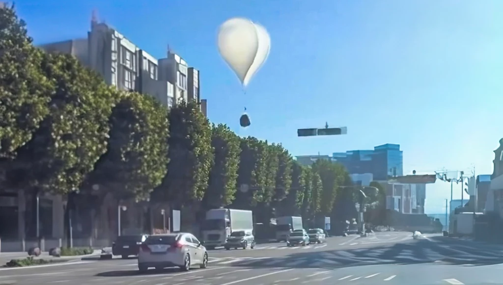 Balon z tajemniczym pakunkiem wylądował w centrum Seulu