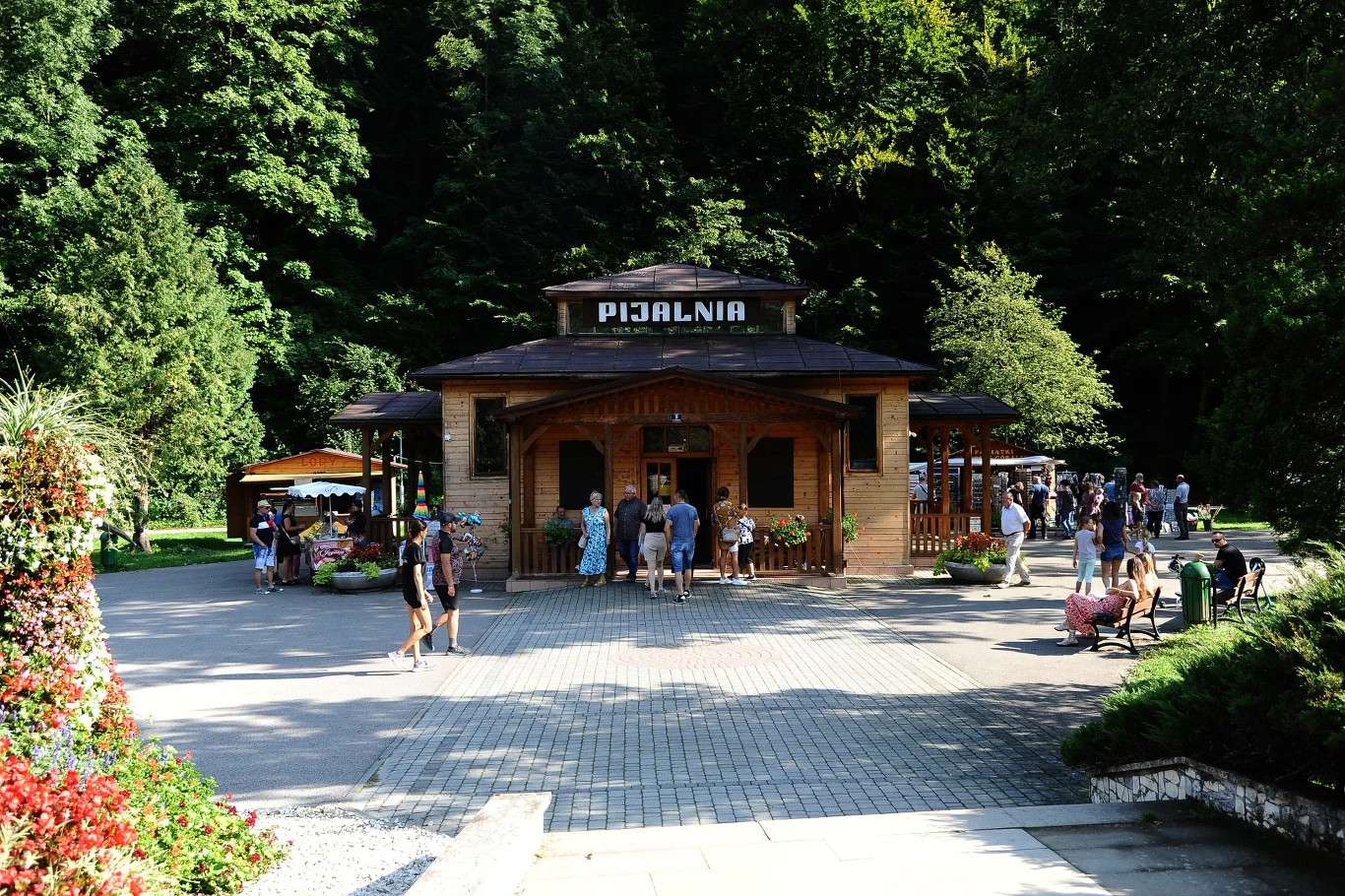 Pijalnia Wód Mineralnych zachwyca swoim uroczym wyglądem. Przychodząc z własnym kubkiem, oferuje darmowe rozkoszowanie się tutejszymi wodami mineralnymi.