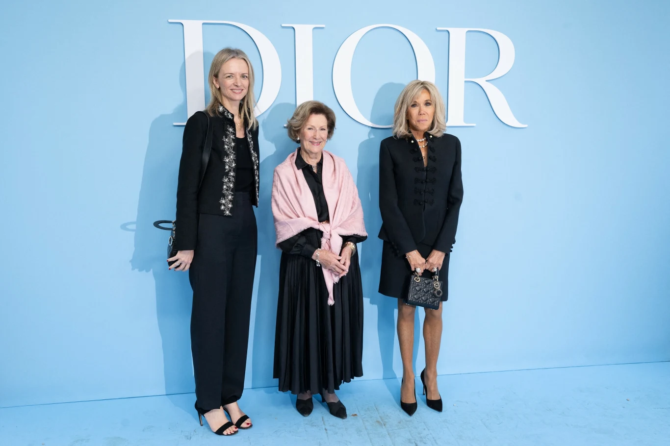 Delphine Arnault, królowa Norwegii Sonja Haraldsen i Brigitte Macron były gośćmi honorowymi pokazu Delphine Arnault, królowa Norwegii Sonja Haraldsen i Brigitte Macron były gośćmi honorowymi pokazu
