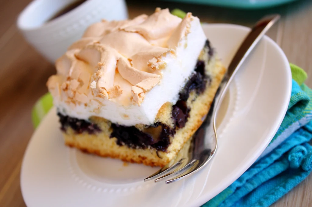 Pyszny pleśniak z owocowym dżemem i słodką bezą | Fot. imelnyk Pyszny pleśniak z owocowym dżemem i słodką bezą | Fot. imelnyk