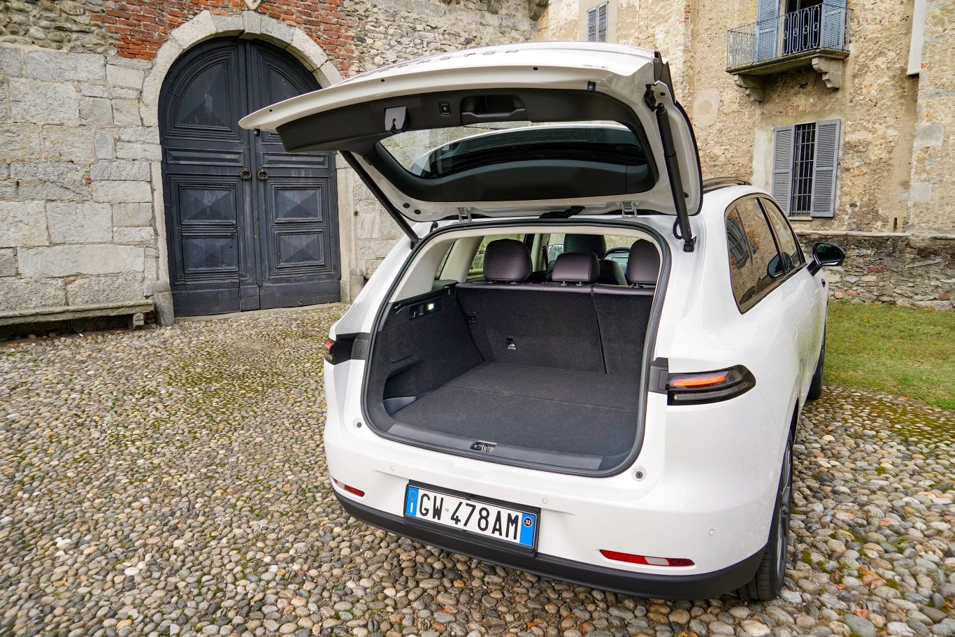 Leapmotor C10 oferuje 435 litrów pojemności bagażnika. Leapmotor C10 oferuje 435 litrów pojemności bagażnika.