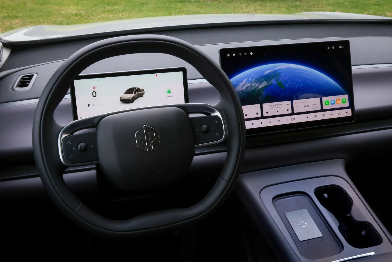 Leapmotor C10 w środku wyposażony jest w 10,25-calowy wyświetlacz wskaźników i 14,6-calowy ekran multimediów. Leapmotor C10 w środku wyposażony jest w 10,25-calowy wyświetlacz wskaźników i 14,6-calowy ekran multimediów.