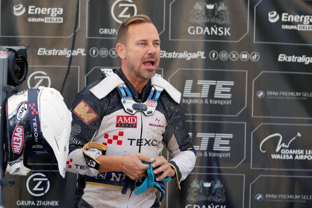 Nicki Pedersen krzyczy na kierownika drużyny.