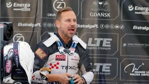 Nicki Pedersen krzyczy na kierownika drużyny.