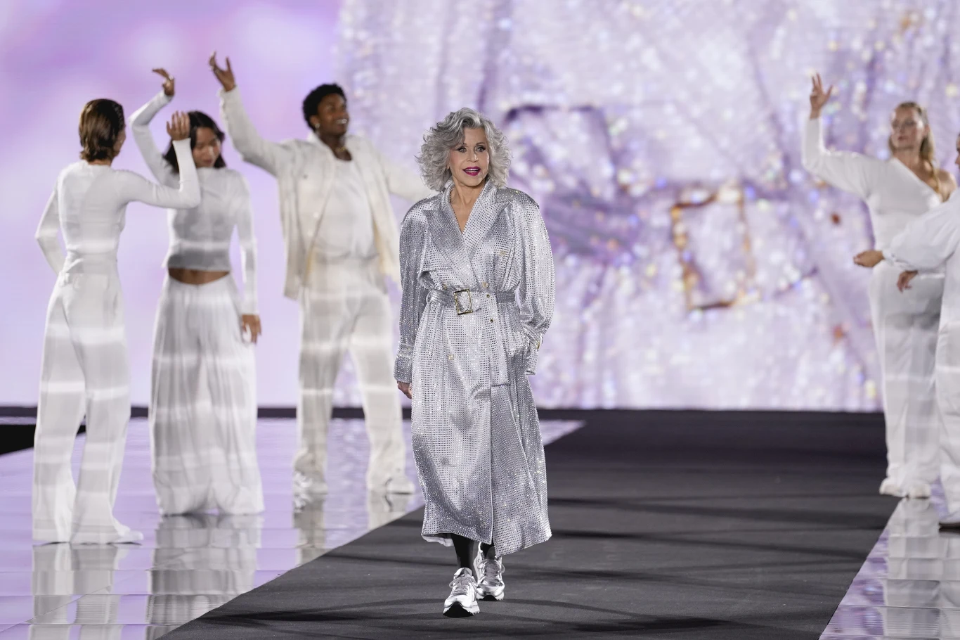 Podczas pokazu marki L’Oréal Paris Jane Fonda wystąpiła w srebrnej kreacji, która jeszcze bardziej podkreśliła jej spektakularną urodę Podczas pokazu marki L’Oréal Paris Jane Fonda wystąpiła w srebrnej kreacji, która jeszcze bardziej podkreśliła jej spektakularną urodę