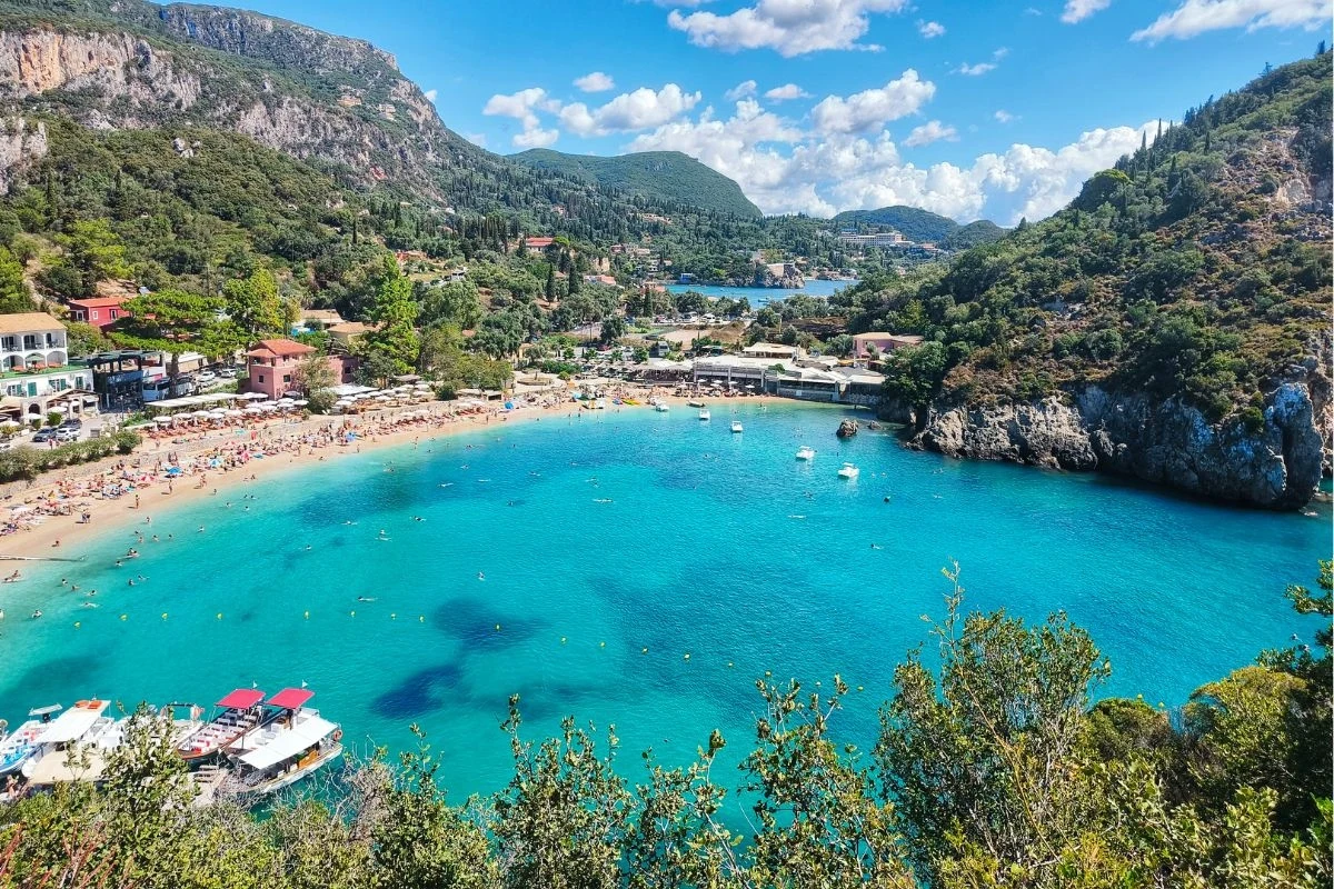 Ze stolicy w niecałą godzinę dojedziesz np. do Paleokastritsy, ale to miejsce zasługuje na osobną opowieść... Ze stolicy w niecałą godzinę dojedziesz np. do Paleokastritsy, ale to miejsce zasługuje na osobną opowieść...