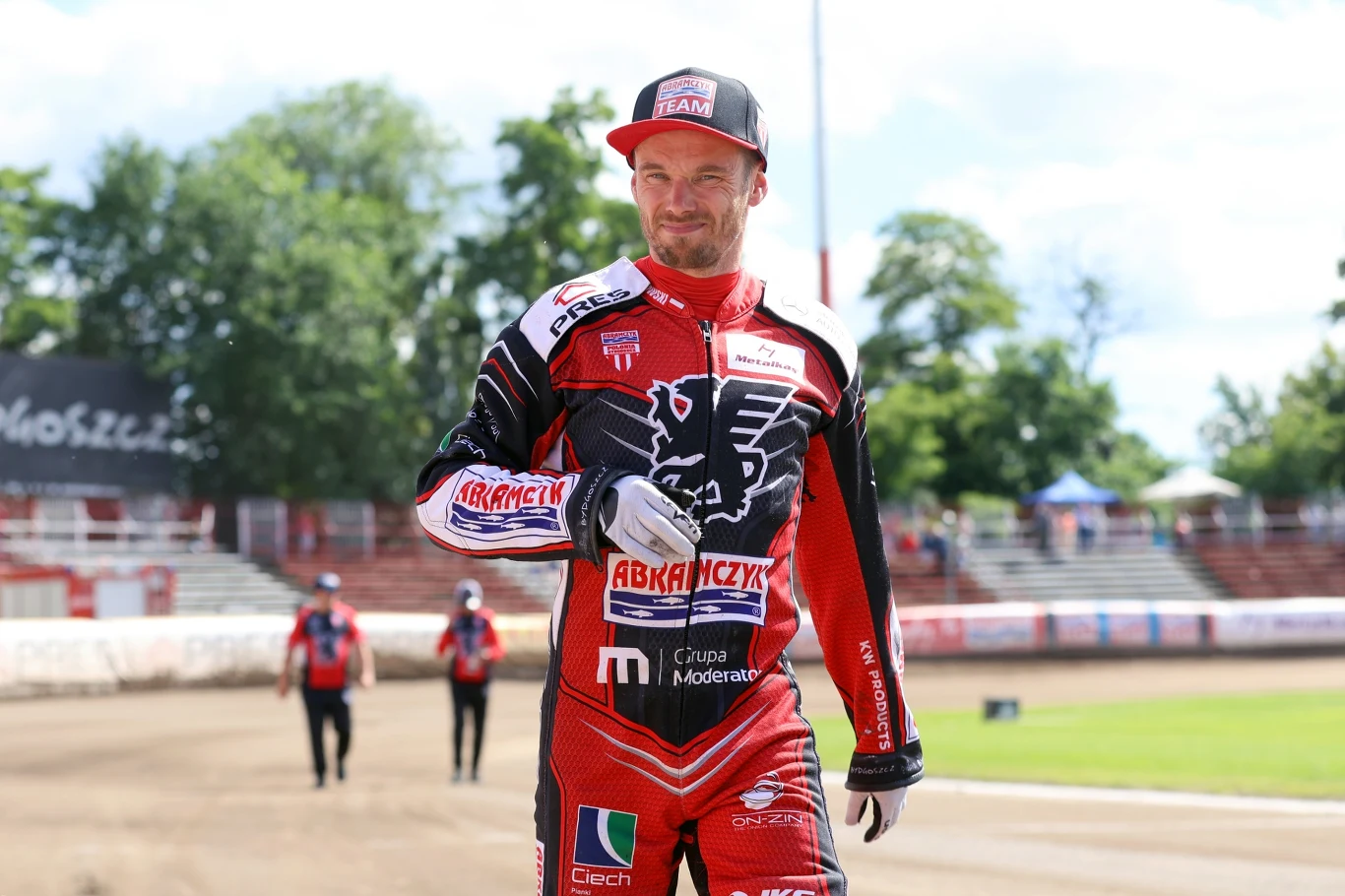 Krzysztof Buczkowski w trakcie obchodu toru.