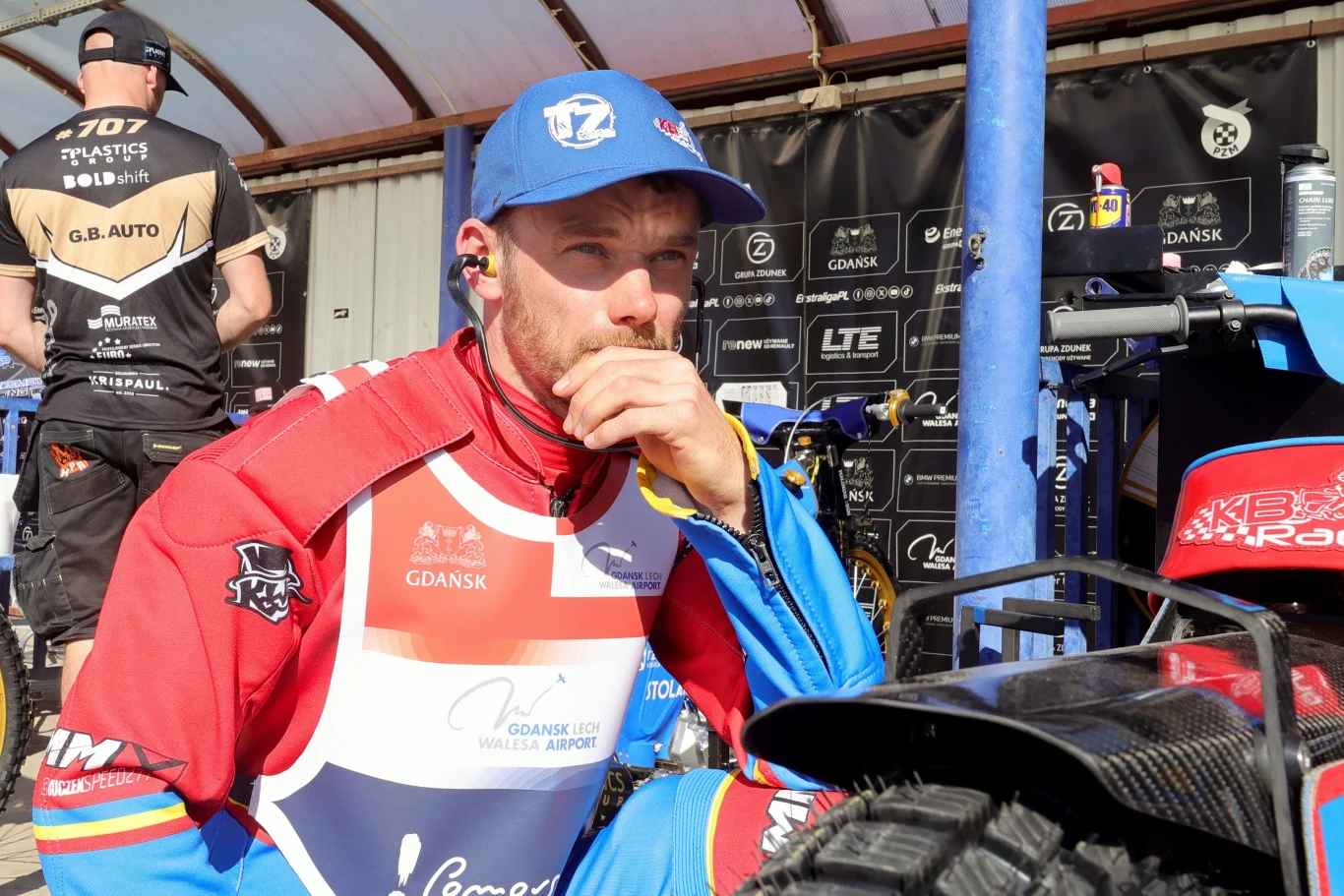 Zamyślony Krzysztof Buczkowski.