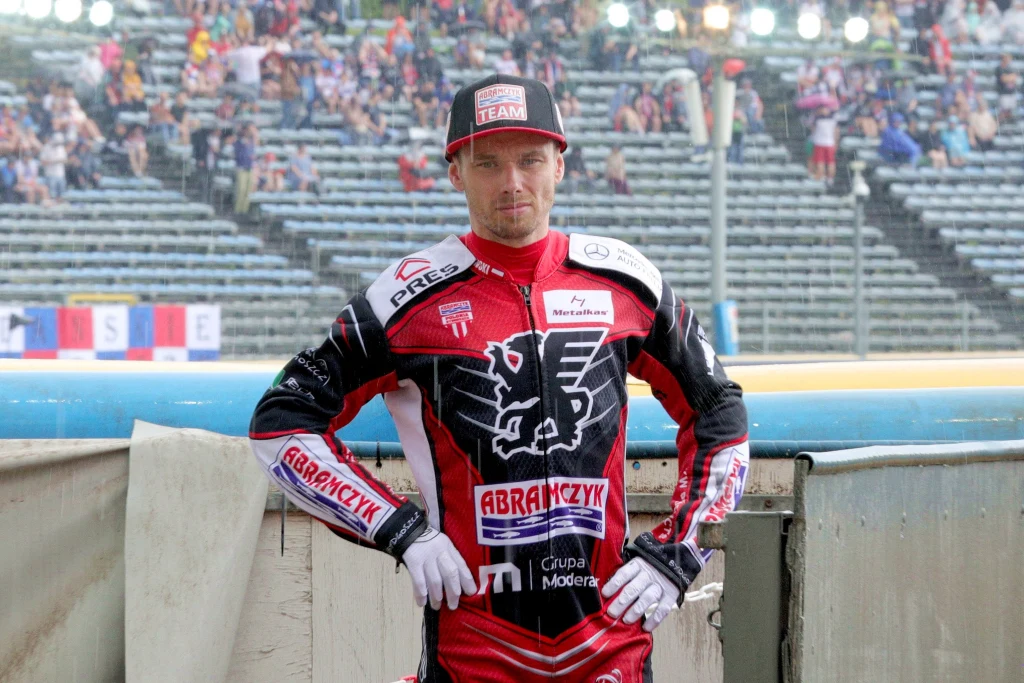 Krzysztof Buczkowski w strugach deszczu.