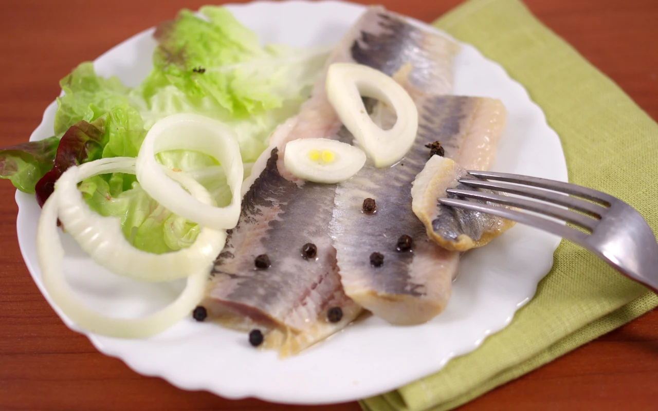 Świeży śledź z cebulką