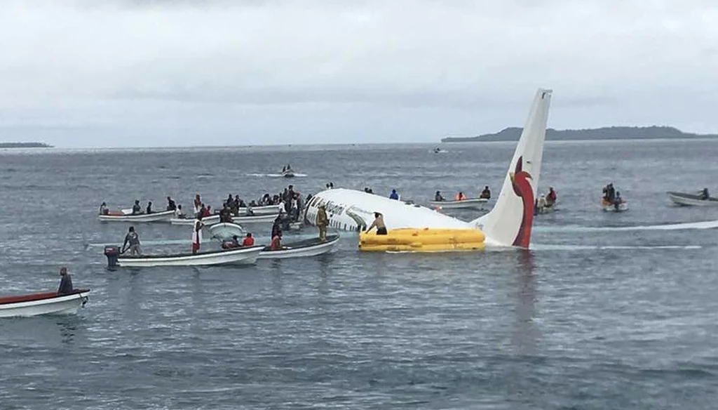 Samolot Air Niugini, który wylądował w wodzie.