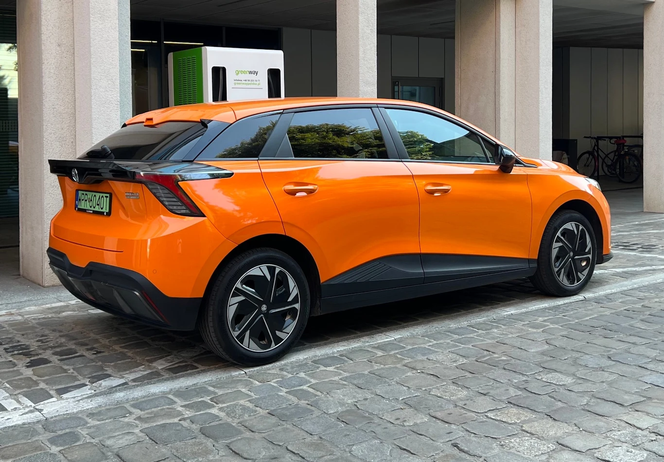 MG4 świetnie czuje się w mieście. Auto ma napęd na tył i realny zasięg w okolicach 400 km