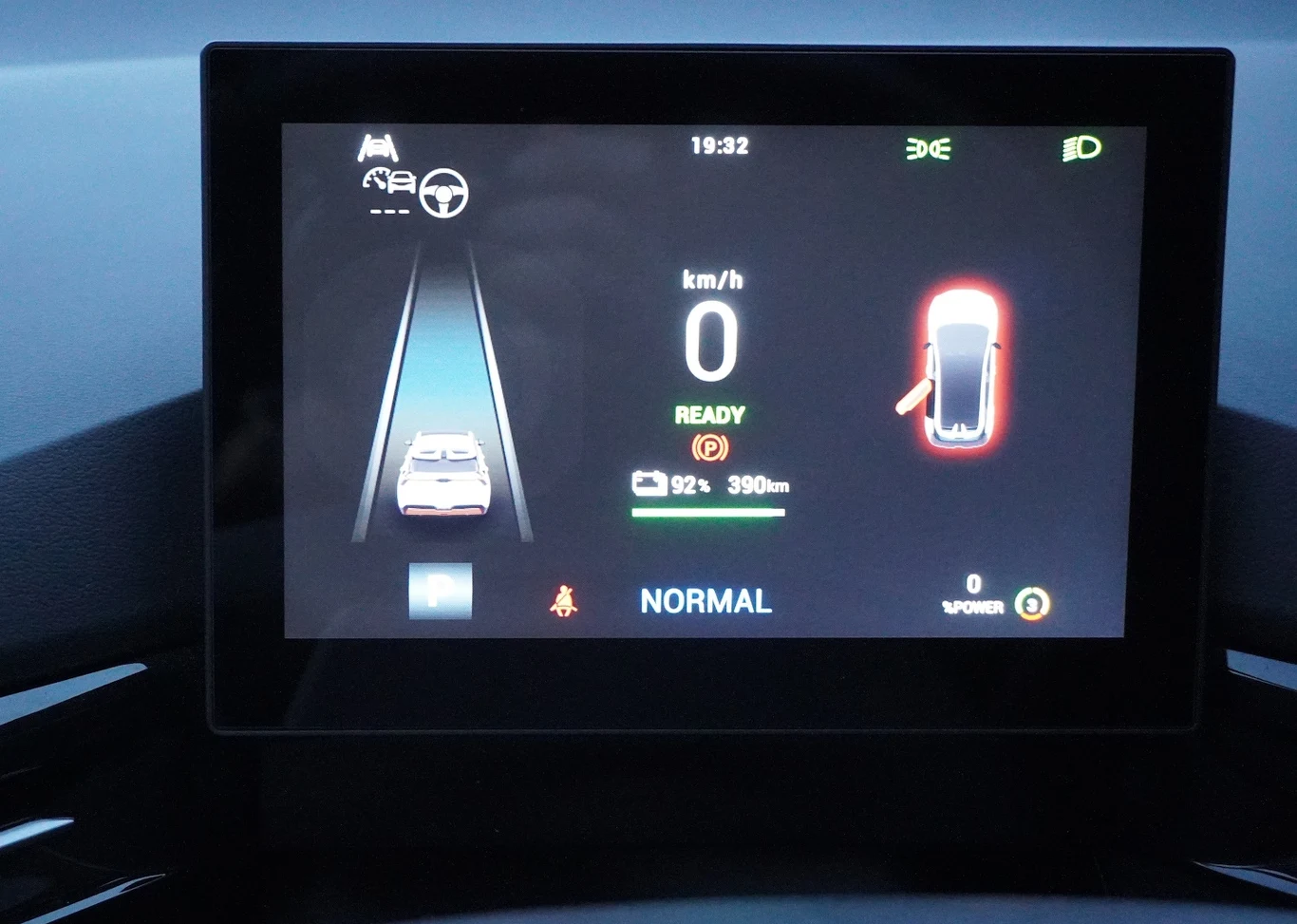 Wyświetlacz przed kierowcą w MG nie jest wzorem czytelności