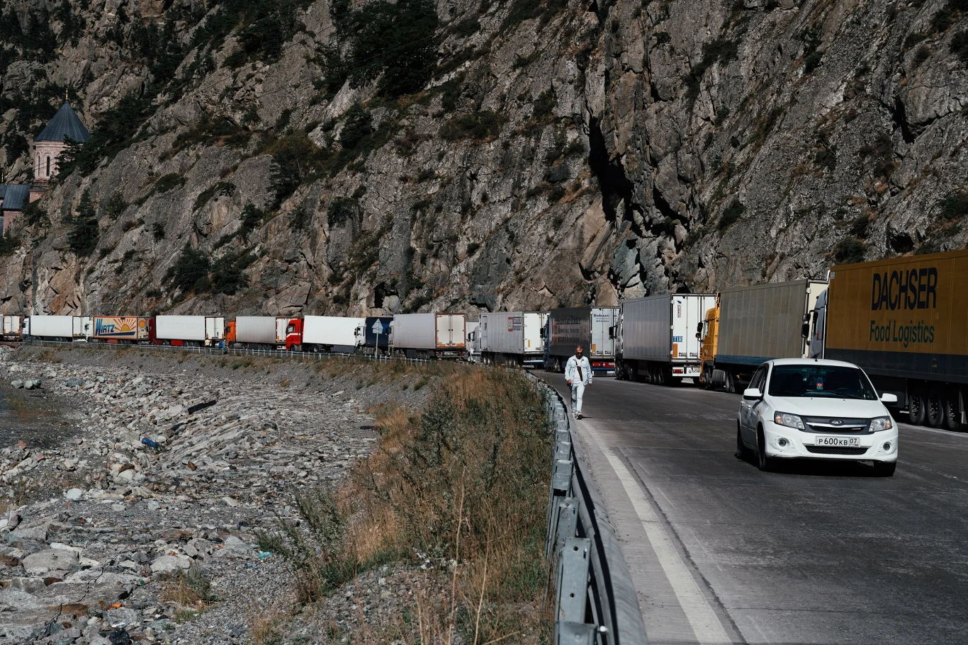 Dziennikarze zwrócili uwagę na tajemnicze konwoje transportujące luksusowe samochody przez Gruzję do Rosji / Fot. ilustracyjna