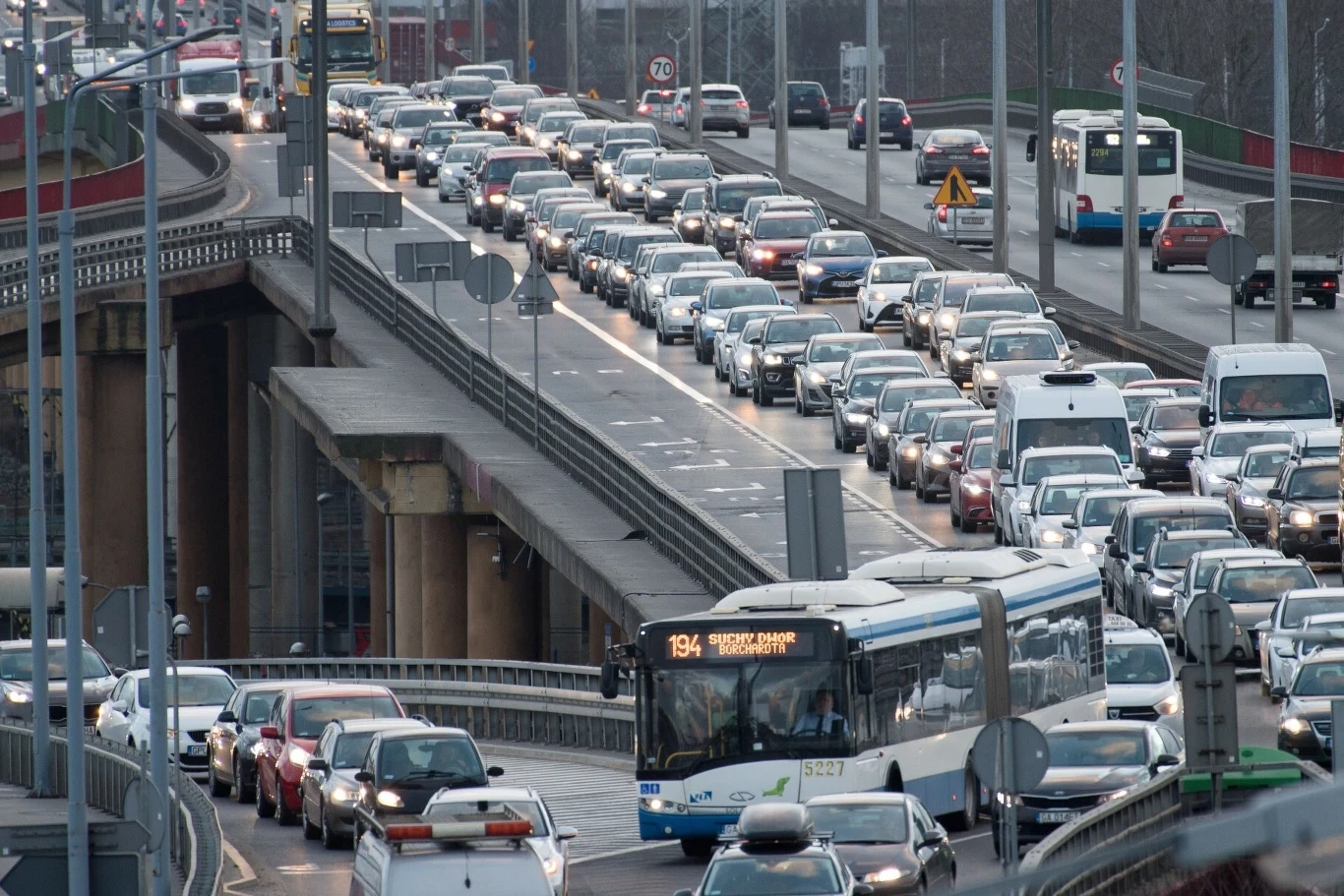 Włoski minister chce złożyć wniosek o przyspieszenie terminu przeglądu przepisów dotyczących zakazu sprzedaży aut spalinowych pod 2035 roku. Włoski minister chce złożyć wniosek o przyspieszenie terminu przeglądu przepisów dotyczących zakazu sprzedaży aut spalinowych pod 2035 roku.