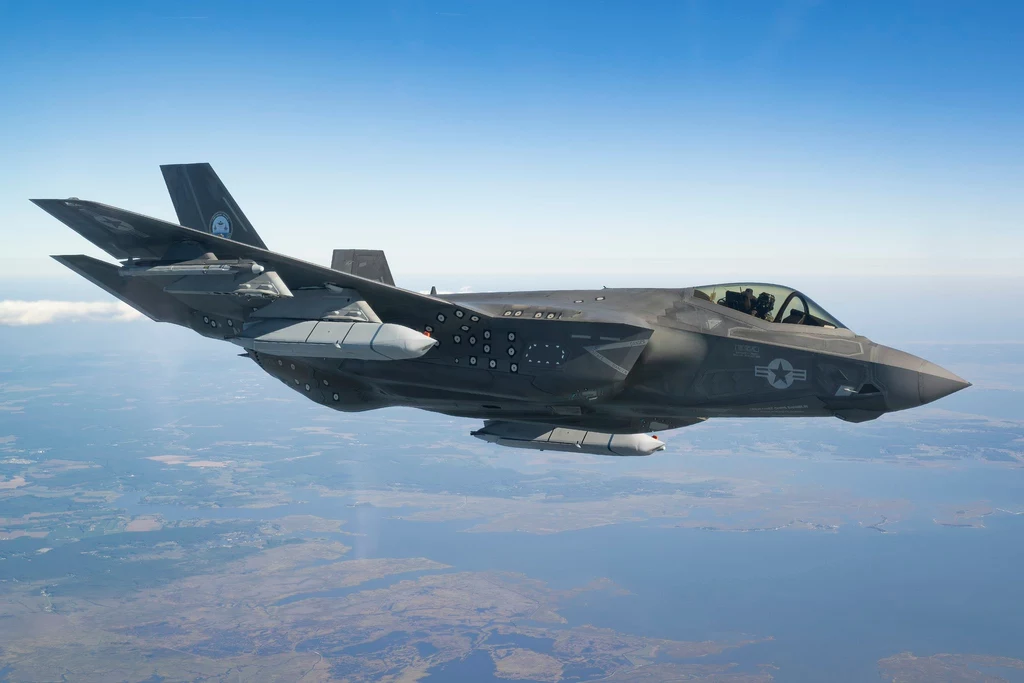 F-35 z nowymi pociskami LARSM