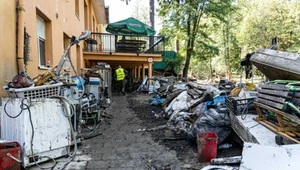 Lądek Zdrój w woj. dolnośląskim. Mieszkańcy sprzątają po powodzi 