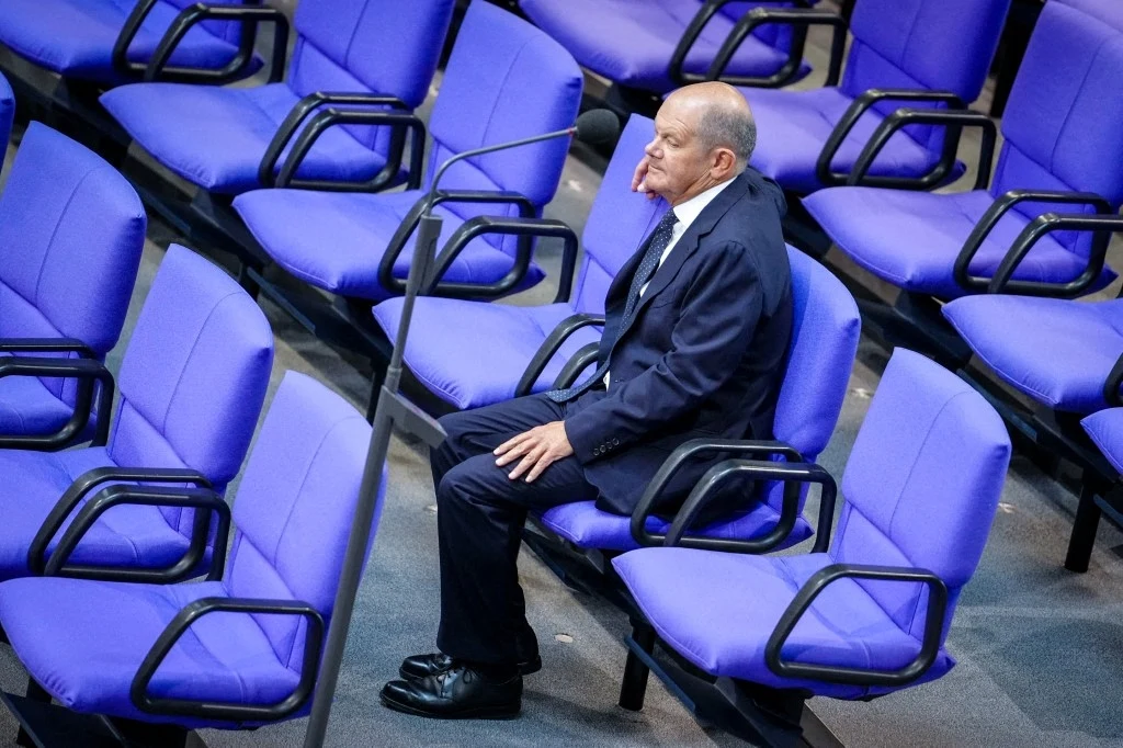 Pikujący w sondażach popularności kanclerz Niemiec Olaf Scholz stał się politycznym ciężarem dla swojej partii Pikujący w sondażach popularności kanclerz Niemiec Olaf Scholz stał się politycznym ciężarem dla swojej partii